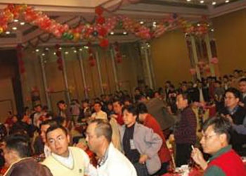 参加东方红08公司年会,蔡依林罗志祥等送来签名碟和祝福 ^_^,正式成为EMI全部独家总发行商。