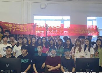 毕业啦,本学期带的三个班里最乖学的班祝大家前程似锦,找工作顺顺利利